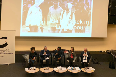 De gauche à droite: Antonia Ganeto (chargée de direction à l’Asti), Michael O’Flaherty (directeur de la FRA), Michel-Edouard Ruben (Fondation Idea, modérateur de la conférence), Corinne Cahen (ministre de la Famille et de l’Intégration) et Jean-Paul Lehners (président de la Commission européenne contre le racisme et l’intolérance) lors de la conférence «Being black in Luxembourg», mercredi 13 novembre 2019. (Photo: Maison Moderne)