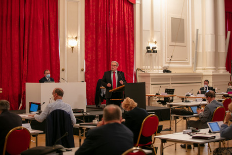 Les députés ont adopté en séance plénière la nouvelle loi Covid, bien qu’avec les voix de la majorité seulement, qui permet notamment une réouverture, sous contrôle strict, des terrasses. (Photo: Romain Gamba / Maison Moderne)