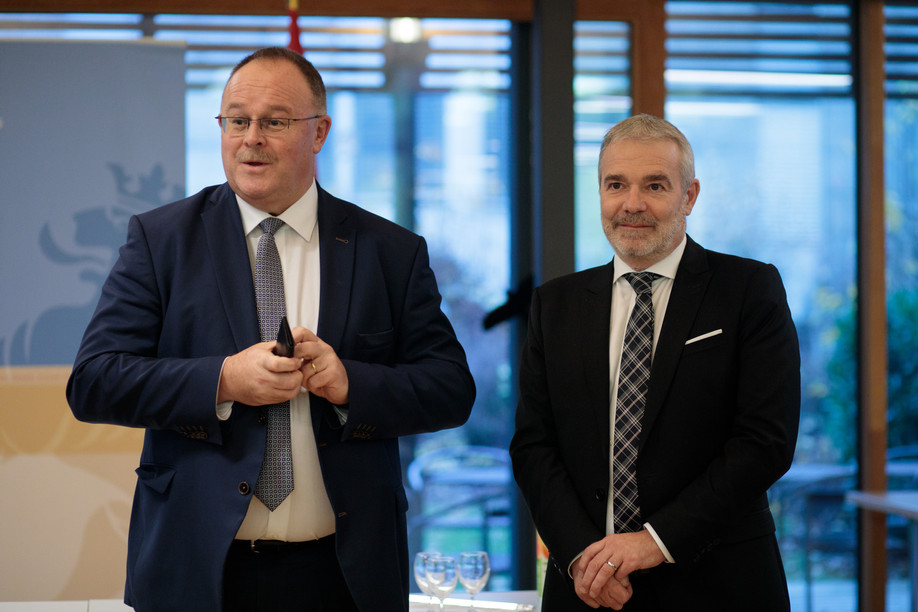 Romain Schneider (l.) handing over his post as sport minister to Dan Kersch in 2018 Library photo: Matic Zorman