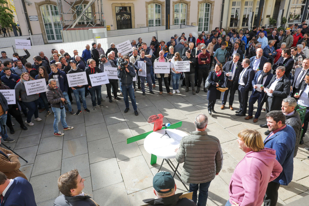 Environ 150 personnes ont manifesté devant la Chambre des députés, ce mardi 11 octobre, à l’appel des trois grands syndicats agricoles du pays et des jeunes agriculteurs. (Photo: Luc Deflorenne)