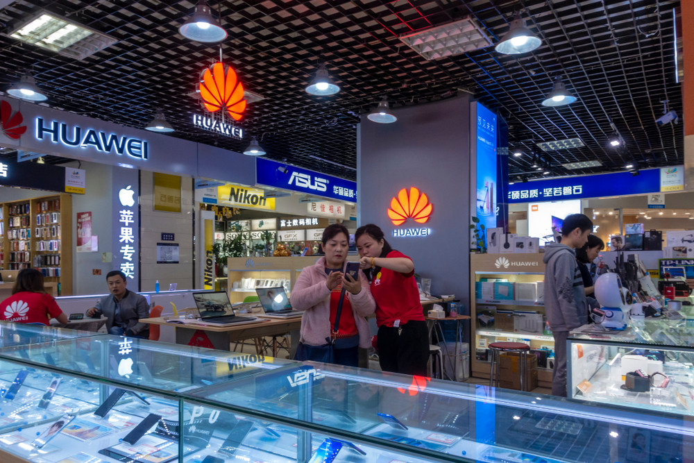 Huawei est le numéro 2 mondial de la vente de smartphones, au coude-à-coude avec Samsung. (Photo: Shutterstock)