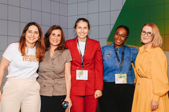 De gauche à droite: Zineb Bensaid, directrice nationale de Women in Tech Belgique & Luxembourg, Cristina Soviany, fondatrice de Features Analytics, Natalia Khamraeva, fondatrice et CEO d’AuditStage, Jenny Ambukiyenyi Onya, cofondatrice et CEO de Neotex Belgium, et Ala Presenti, directrice financière d’Investre, à Nexus Luxembourg. (Photo: Julian Pierrot/Paperjam) 