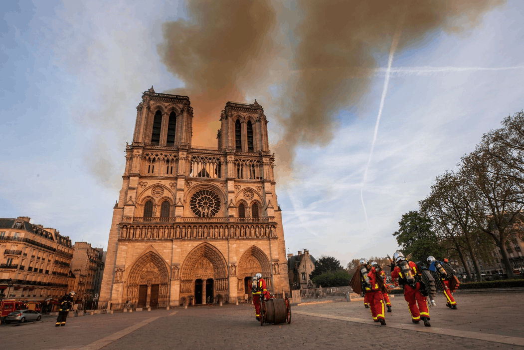 Ces 10 poutres de 20m sur 1m20 serviront à consolider l’ensemble de la charpente restante de Notre-Dame, fortement endommagé suite à l’incendie. (Photo: B.Moser - BSPP/Twitter @PompiersParis)