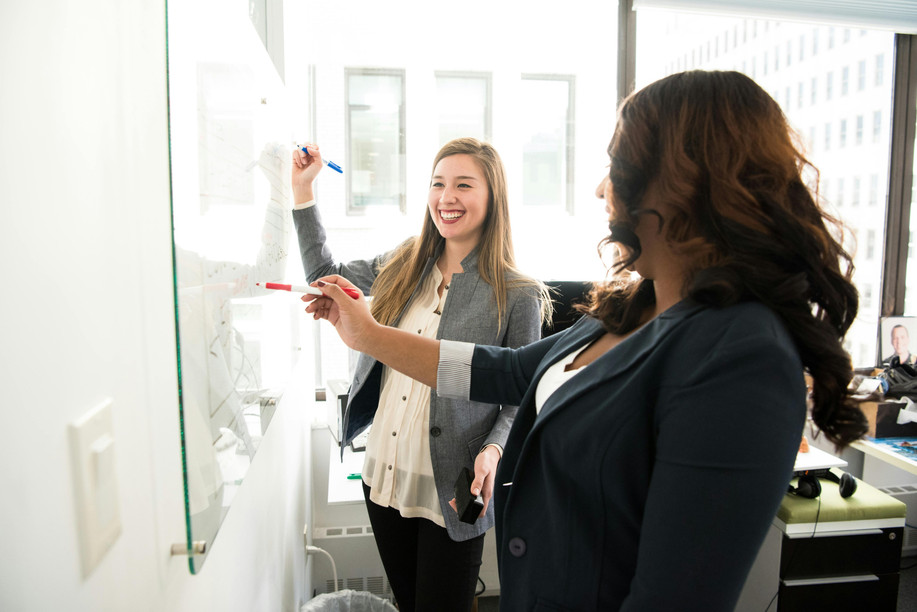 Les femmes progressent vers le leadership, mais restent moins présentes aux postes de direction; soutenir ce pipeline devient clé. (Photo: Highlight Consulting)