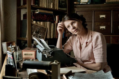 Nicole Max joue dans le film Fieber. Le décor reproduit bien l'ambiance de l'époque. (Photo: Amour Fou Luxembourg)