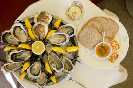 Le plateau de dégustation d'huitres se savoure avec un verre de blanc fruité (Photo: Jessica Theis )