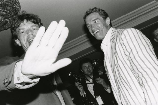 La star protégeant son visage est devenu un classique de l'image de paparazzi. (Photo: © Jean Pigozzi/Centre Pompidou)