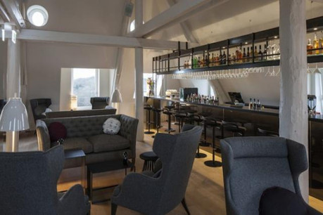 Le bar principal, sous les poutres, promet des moments de convivialité. (Photo: Eric Chenal)