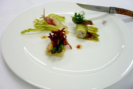 Les asperges vertes et blanches, crues et cuites. (Photo: D.R.)