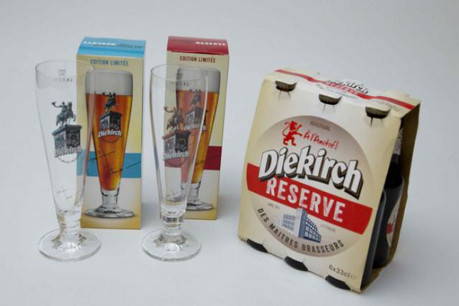 En bleu ou en rouge, les verres de Jacques Schneider accompagnent la Diekirch Réserve (Photo: Maison Moderne Studio)