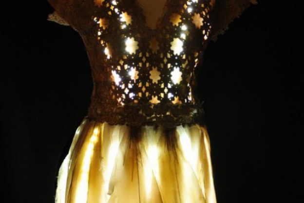 Une robe lumineuse par des stylistes luxembourgeoises va-t-elle porter Thorunn vers le succès ? Photo : Vol(t)age