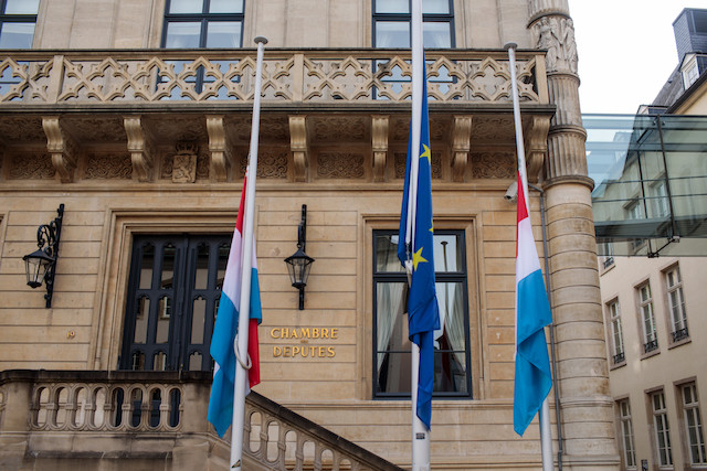 Les drapeaux luxembourgeois sont en berne sur les monuments. (Photo: Matic Zorman)