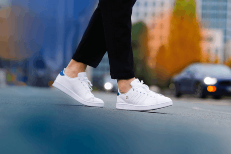 3.000 paires de Stan Smith avec le logo de Deutsche Bank imprimé en doré sont vendues à ses salariés. (Photo: Deutsche Bank)