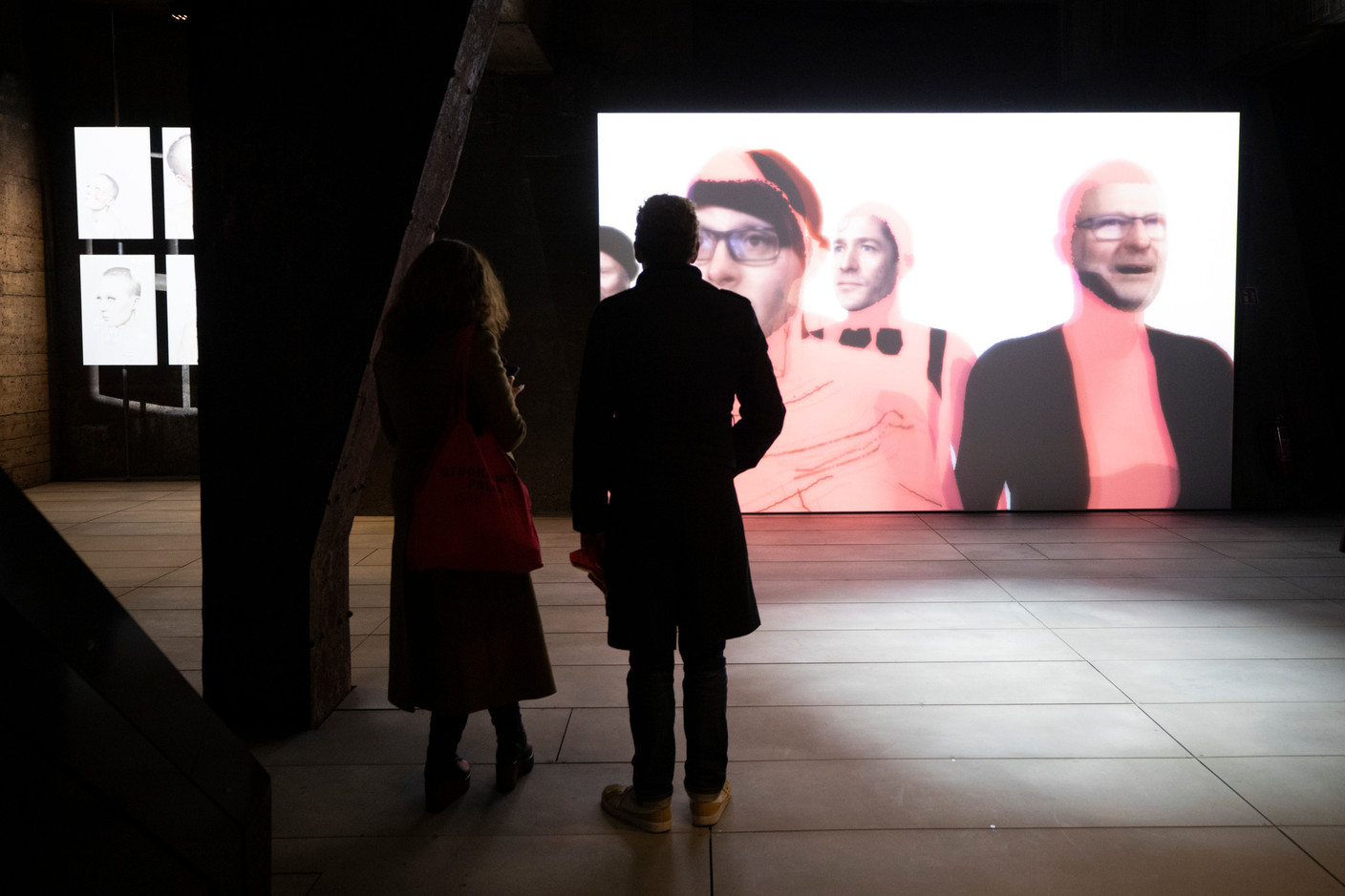 Dans cette installation, les visiteurs prêtent leur visage à des avatars projetés sur l’écran. (Photo: Guy Wolff/Maison Moderne)