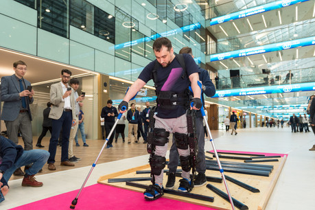 L’exosquelette d’ExoAtlet est utilisé dans le cadre de la rééducation après différents traumatismes ou maladies. Sa certification européenne devrait accélérer son adoption en Europe. (Photo: ExoAtlet)