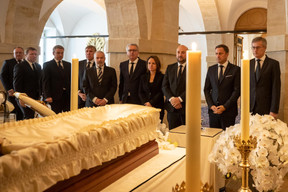 Les membres du gouvernement sont venus rendre un dernier hommage à Son Altesse Royale le Grand-Duc Jean, exposé dans la chapelle ardente au palais grand-ducal. (Photo: Cour grand-ducale / Claude Piscitelli)