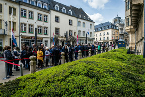 De nombreuses personnes ont fait la file devant le palais grand-ducal pour rendre hommage au Grand-Duc Jean. (Photo: Mike Zenari)