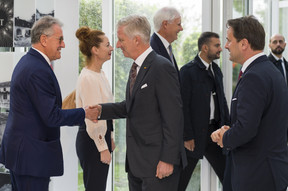 François Tesch (SES), Anne-Catherine Ries (SES), S.M. le roi des Belges Philippe, Romain Bausch (SES) et Xavier Bettel (Premier ministre) ((Photo: SIP /Jean-Christophe Verhaegen))