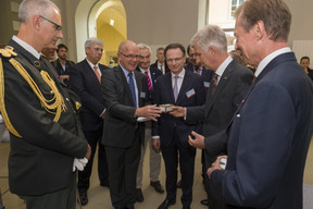Yves Elsen (GLAE) ; Pierre Bruyere (Belspo), Thierry du Pré-Werson (Belgospace), Pierre Wolper (Université de Liège), S.M. le roi des Belges Philippe et S.A.R. le Grand-Duc Henri ((Photo: SIP/Jean-Christophe Verhaegen))
