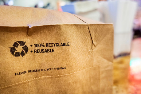 Le carton plié, sans colle, à base d’additifs naturels, le verre consigné ou encore le bois non traité sont ainsi à favoriser par rapport aux emballages composés de plusieurs polymères de synthèse, remarque l’INDR dans son «Guide ESR». (Photo: Shutterstock)