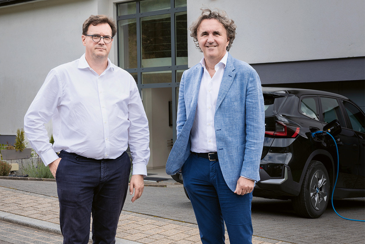 Vincent Lekens, CEO d’electris, et Jean-Luc Santinelli, CEO de Teseos. Ensemble, ils portent le développement du HEMS, la solution “tout-en-un” pour une gestion intelligente de l’énergie. Photo : Julian Pierrot Paperjam
