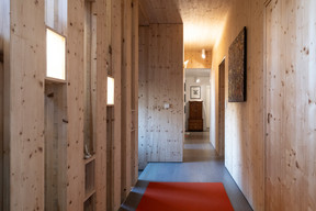 Dans toute la maison, le bois a une forte présence et accompagne les occupants au quotidien. ((Photo: Guy Wolff/Maison Moderne))