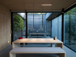 L’espace repas est en relation directe avec la terrasse sur laquelle est installée une autre table pour les beaux jours. ((Photo: Guy Wolff/Maison Moderne))