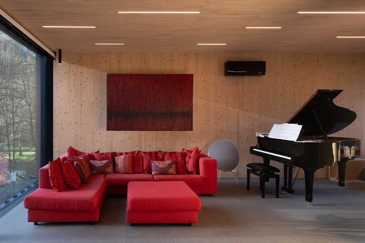 Dans l’espace de vie, le coin salon se conjugue avec l’espace réservé à la pratique du piano. (Photo: Guy Wolff/Maison Moderne)