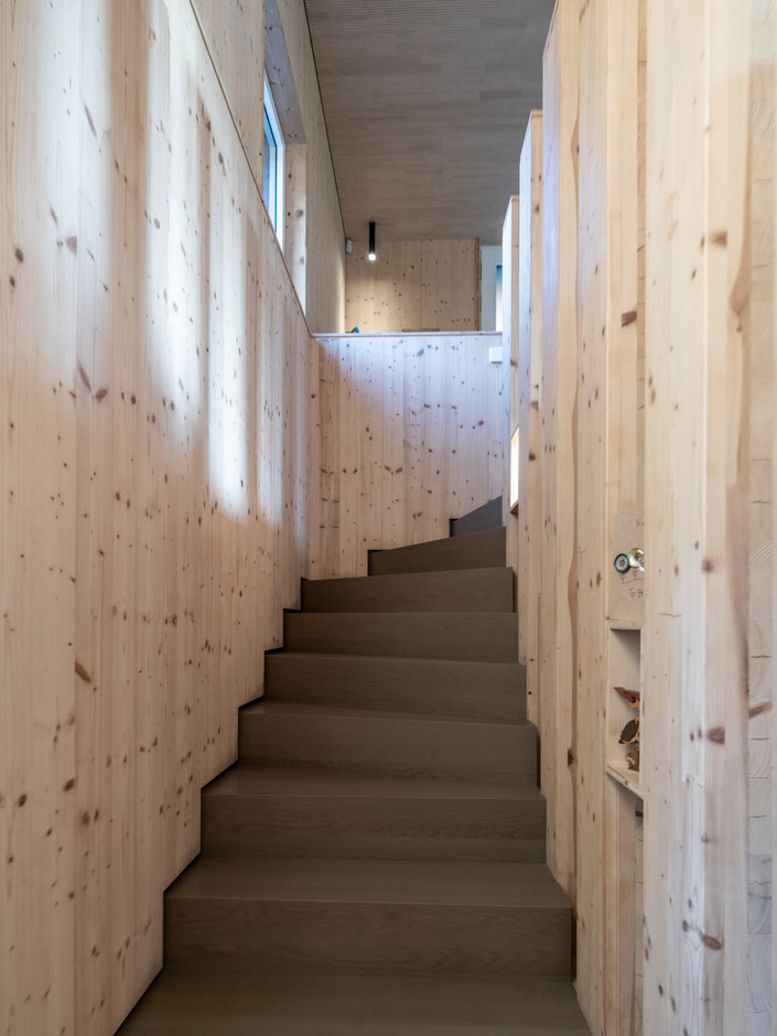 L’escalier est tout en bois, avec parole comprenant plusieurs petites niches pour y loger les objets de la famille. (Photo: Guy Wolff/Maison Moderne)