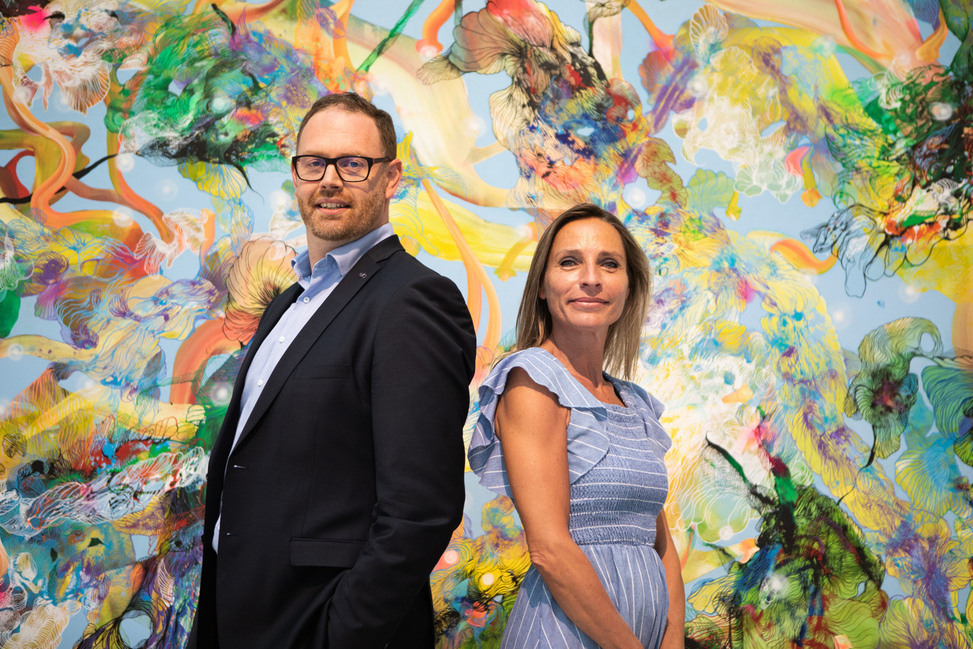 Jeffrey Dentzer, Chief of Luxembourg Market & CIB et Lore Bertrand, Channels Business Delivery & Digital Adoption.   Photo: Maison Moderne ; Oeuvre  « Régénération » acrylic on canvas - 200 x 300 cm - 2021 - artiste: Samuel Lévy.
