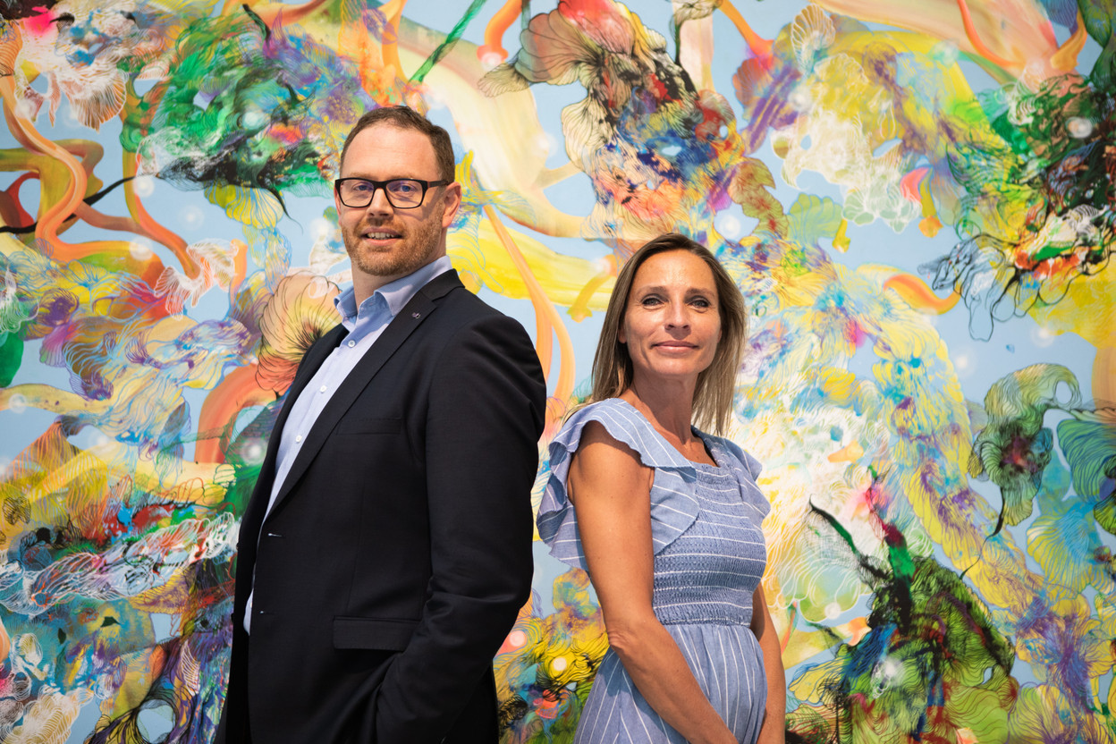 Jeffrey Dentzer, Chief of Luxembourg Market & CIB, et Lore Bertrand, Channels Business Delivery & Digital Adoption  Photo: Maison Moderne ; Oeuvre  « Régénération » acrylic on canvas - 200 x 300 cm - 2021 - artiste: Samuel Lévy.