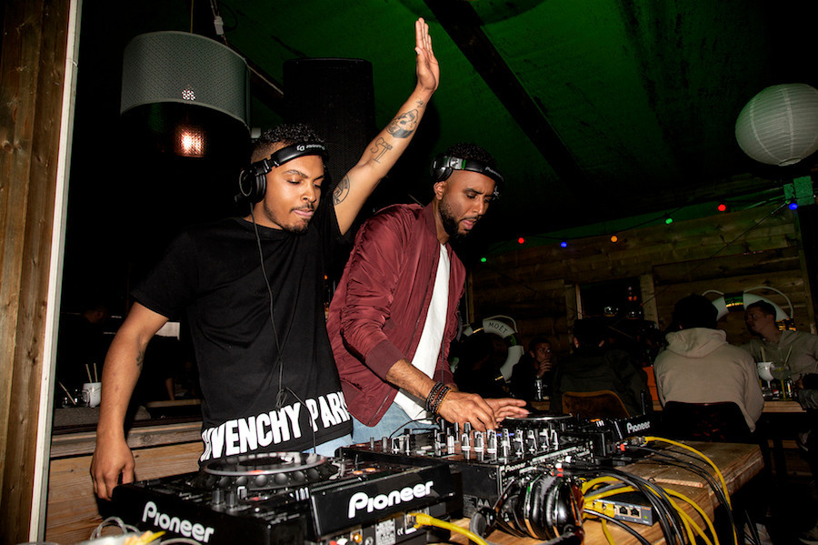 Après Mikaiah et Manu M, le duo Double Vibe a su réchauffer la soirée grâce aux meilleurs sons afro house, dimanche au Rooftop. (Photo: Iberico Alex)