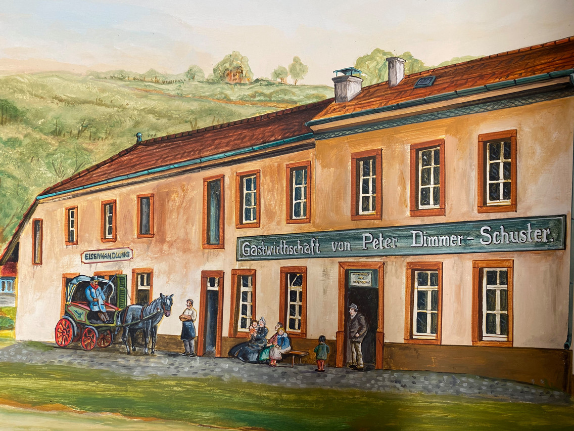 Dans l’entrée de l’hôtel, une fresque rappelle l’histoire de cette maison, née en 1851 du passage fréquent des pêcheurs. (Photo: Paperjam)