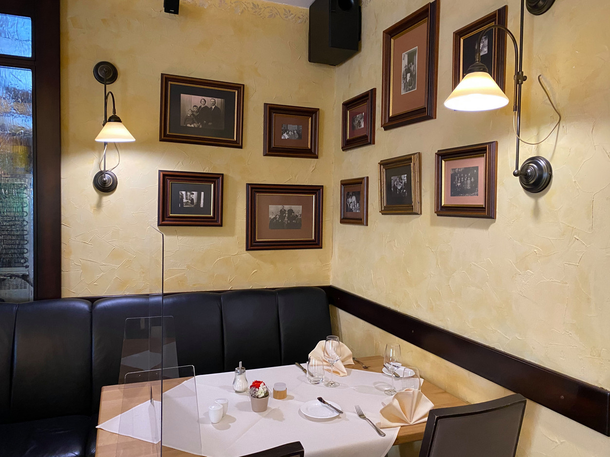 Dans le café comme dans le restaurant, les photos de l’histoire de l’endroit sont partout.  (Photo: Paperjam)