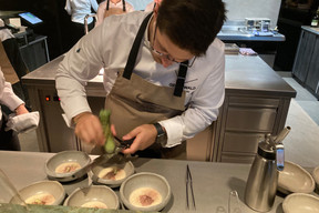 La racine de wasabi est râpée sous nos yeux. (Photo: Paperjam.lu)