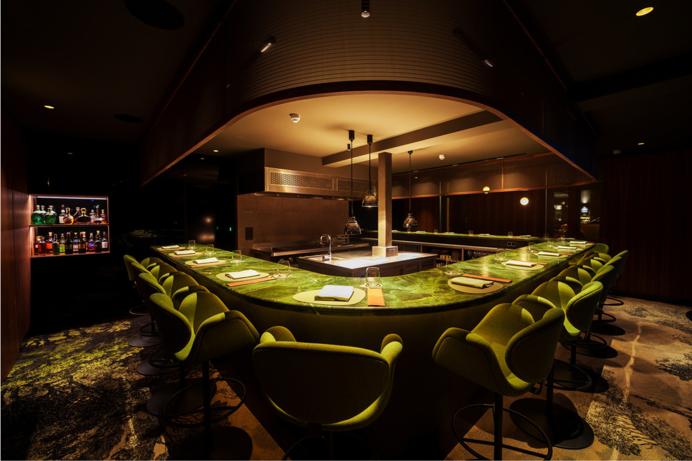 Le magnifique comptoir de marbre vert entoure la cuisine. (Photo: Grünewald Chef’s Table)