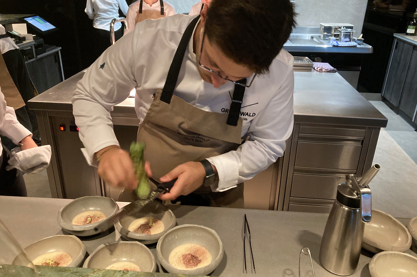 La racine de wasabi est râpée sous nos yeux. (Photo: Paperjam.lu)