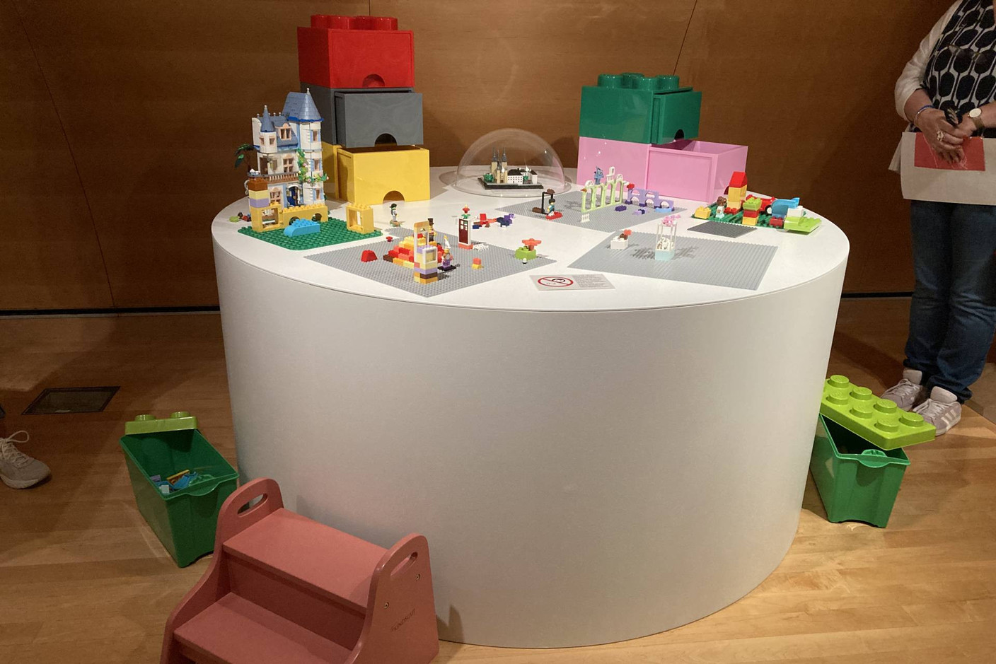 A Lego station awaits children, who can build their own city. Photo: Céline Coubray/Maison Moderne