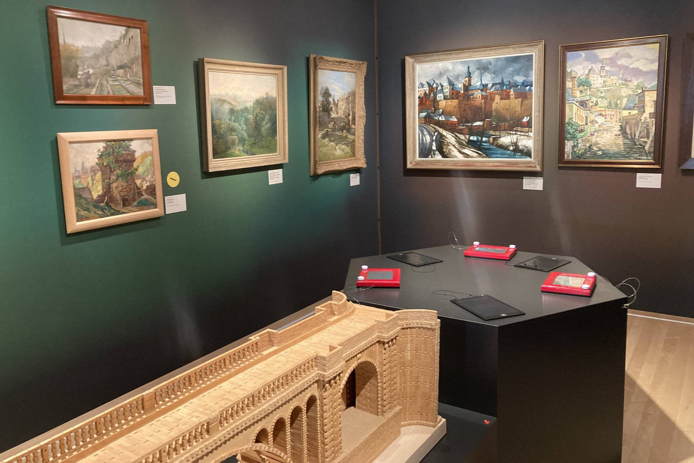 Classical works are on display, along with wooden models or magic slates. There’s plenty to discover whilst having fun. Photo: Céline Coubray/Maison Moderne