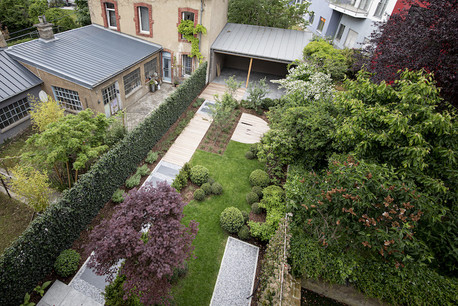 À l’arrière, le jardin agrémente la perspective depuis les étages. (Photo: Patricia Pitsch)