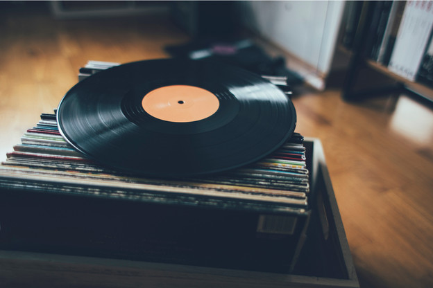 Pour l’achat d’un vinyle, il faut compter entre 20 et 50 euros en moyenne. (Photo: Shutterstock)