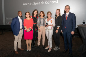 Corinne Cahen (Ministre de la Famille et de l'Intégration) et Christian Scharff (IMS Luxembourg) accompagnés de Arendt & Medernach qui a remporté un Award dans la catégorie «Gestion des Carrières». ((Photo: Emmanuel Claude / Focalize))