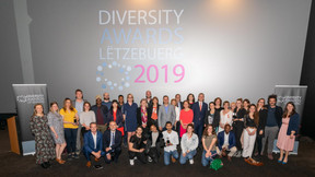 Corinne Cahen (Ministre de la Famille et de l’Intégration), Christian Scharff (Président d’IMS
Luxembourg) et Catia Fernandes (Coordinatrice de la Charte de la Diversité Lëtzebuerg) ainsi que
tous les lauréats des Diversity Awards 2019. ((Photo: Emmanuel Claude / Focalize))