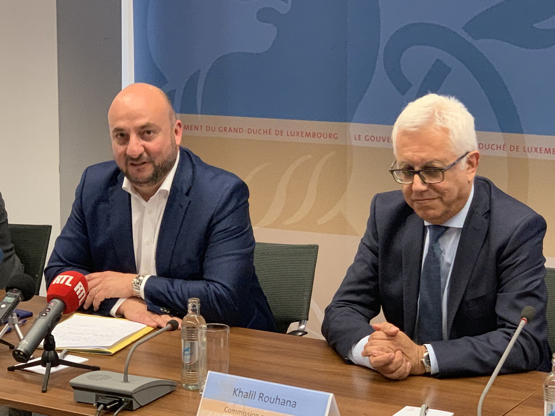 Étienne Schneider (à gauche), aux côtés du représentant de la Commission européenne, Khalil Rouhana, lors de la conférence de presse de ce vendredi 14 juin. (Photo: Paperjam)