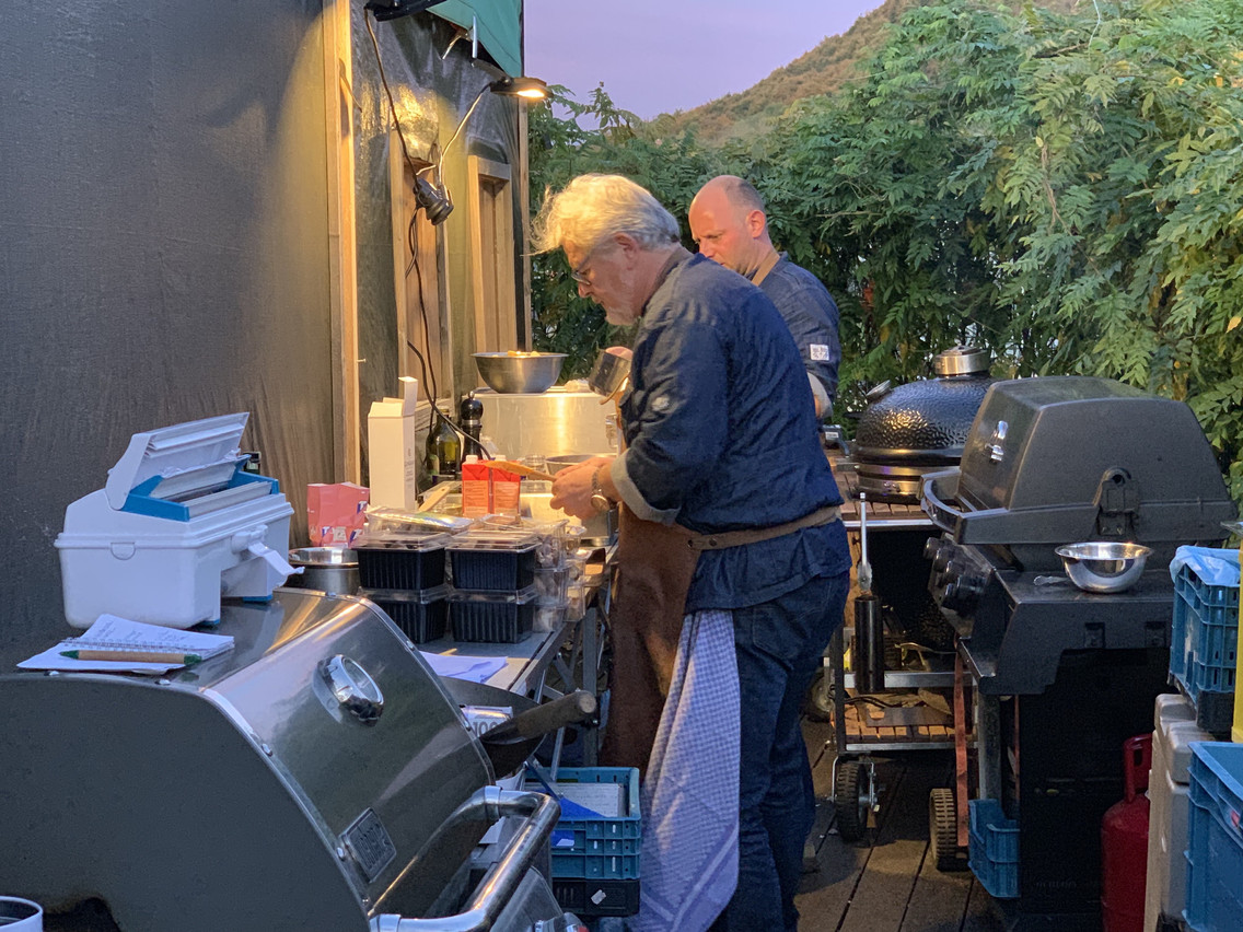 Le chef Pierre Hacha, notamment spécialiste du barbecue, a cuisiné en extérieur dans un petit espace. (Photo: Paperjam)