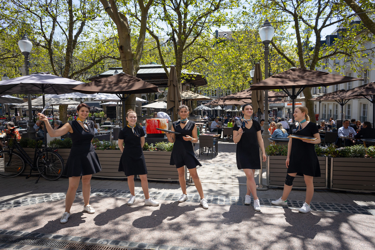 Une équipe très féminine en place au Café de Paris. Hôtel Le Place d’Armes