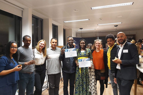 Le programme imaginé par DLA Piper sensibilise les demandeurs d’asile et réfugiés à leurs droits au Luxembourg (à d., Yann Zellet). (Photo: DLA Piper)