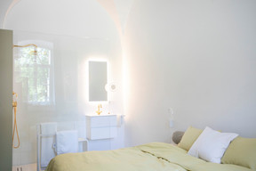 De jolies chambres, où le travail de la lumière a fait l’objet d’un soin particulier. (Photo: Matic Zorman/Maison Moderne)