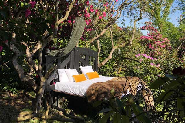 La «belle étoile» et son lit déposé en pleine nature, sous les rhododendrons.  (Photo: Domaine de Ronchinne)