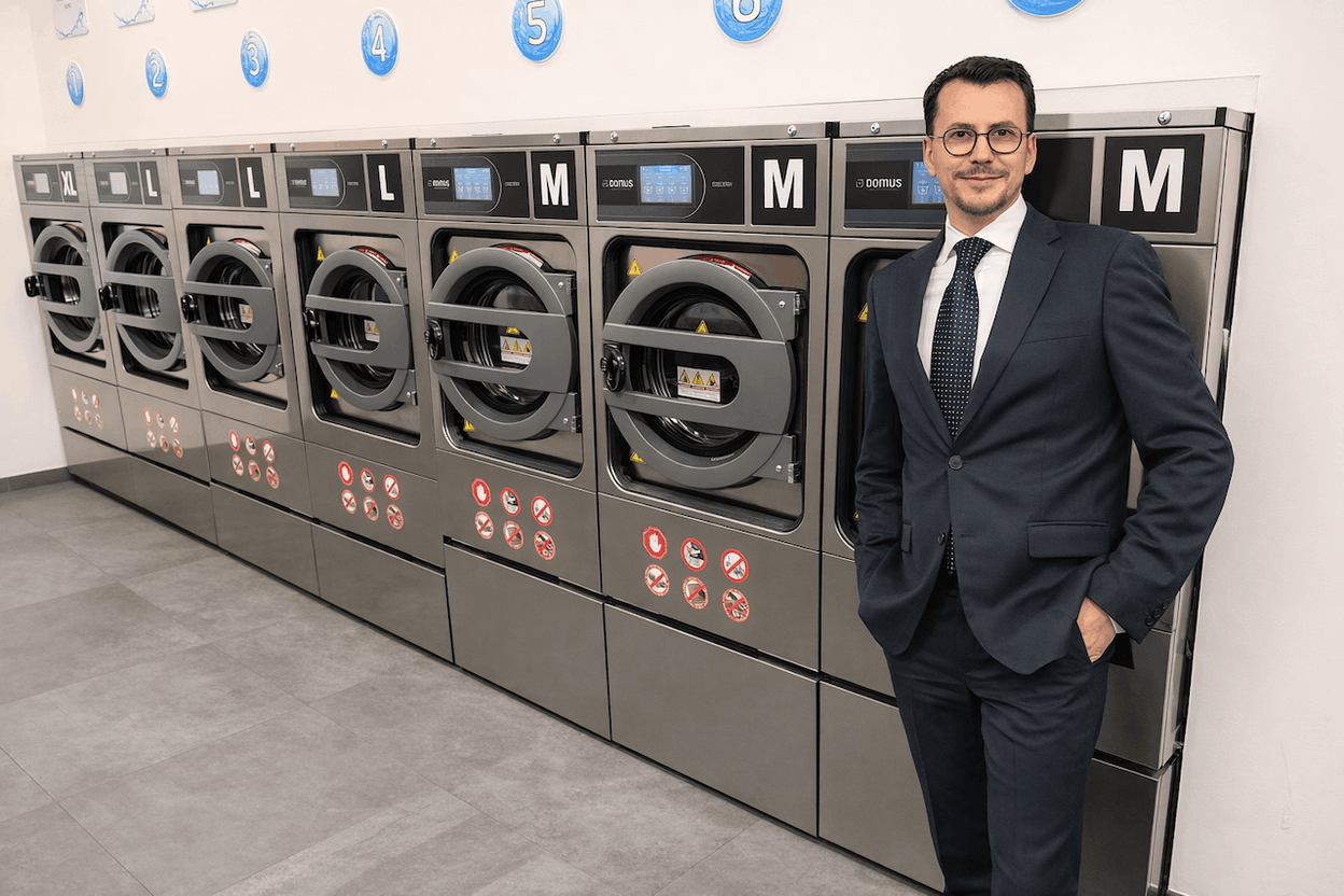 Andrea Bonfanti, représentant de  Laundry.lu  au Luxembourg, devant une installation de machines professionnelles Domus. L’entreprise développe des laveries connectées et distribue les équipements industriels du groupe Onnera sur le marché luxembourgeois. (Photo: Laundry.lu)